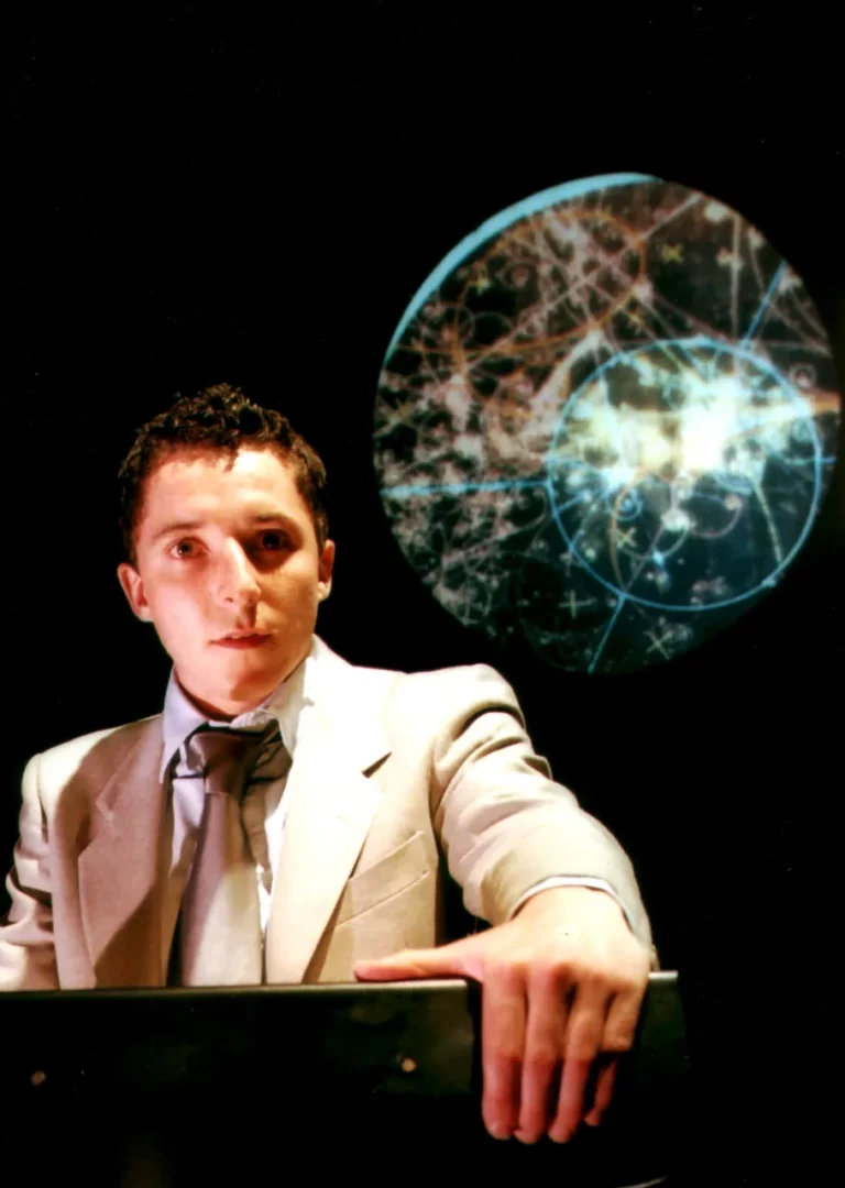 Jon Spooner dans NEUTRINO d’Unlimited Theatre et Chris Goode, mise en scène de Jon Spooner, Workshop Theatre, Leeds, 2002. Photo Unlimited Theatre.
