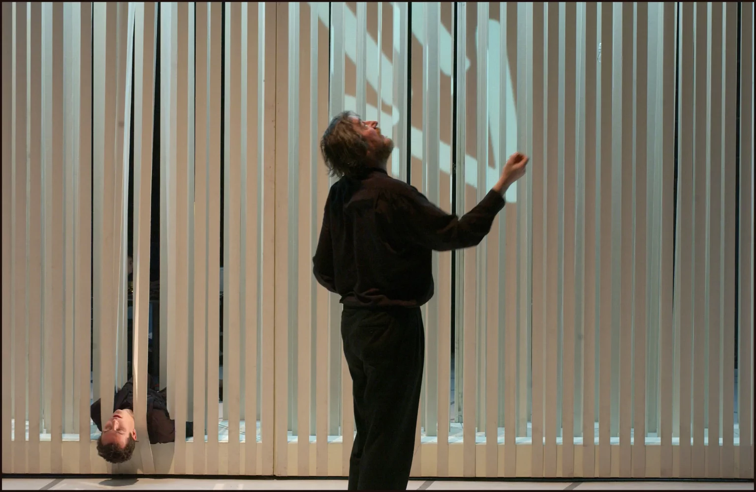 François Chattot et Clément Victo dans LA GÉNISSE ET LE PYTHAGORICIEN d’après LES MÉTAMORPHOSES d’Ovide, mise en scène de Jean-François Peyret, Théâtre de Gennevilliers, 2002. Photo Brigitte Enguerand.