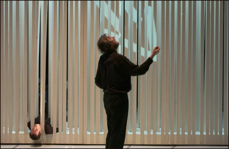 François Chattot et Clément Victo dans LA GÉNISSE ET LE PYTHAGORICIEN d’après LES MÉTAMORPHOSES d’Ovide, mise en scène de Jean-François Peyret, Théâtre de Gennevilliers, 2002. Photo Brigitte Enguerand.