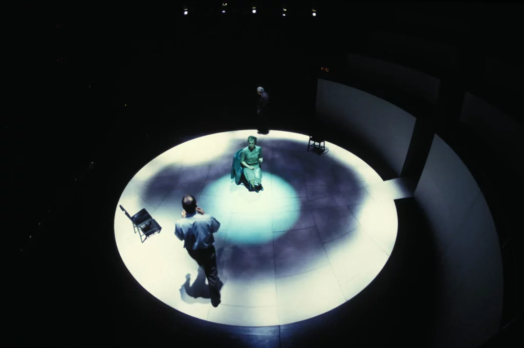 Sarah Kestelman, David Burke et Mathew Marsh dans COPENHAGEN de Michael Frayn, mise en scène de Michael Blakemore, National Theatre, Londres, 1998. Photo Conrad Blakemore.