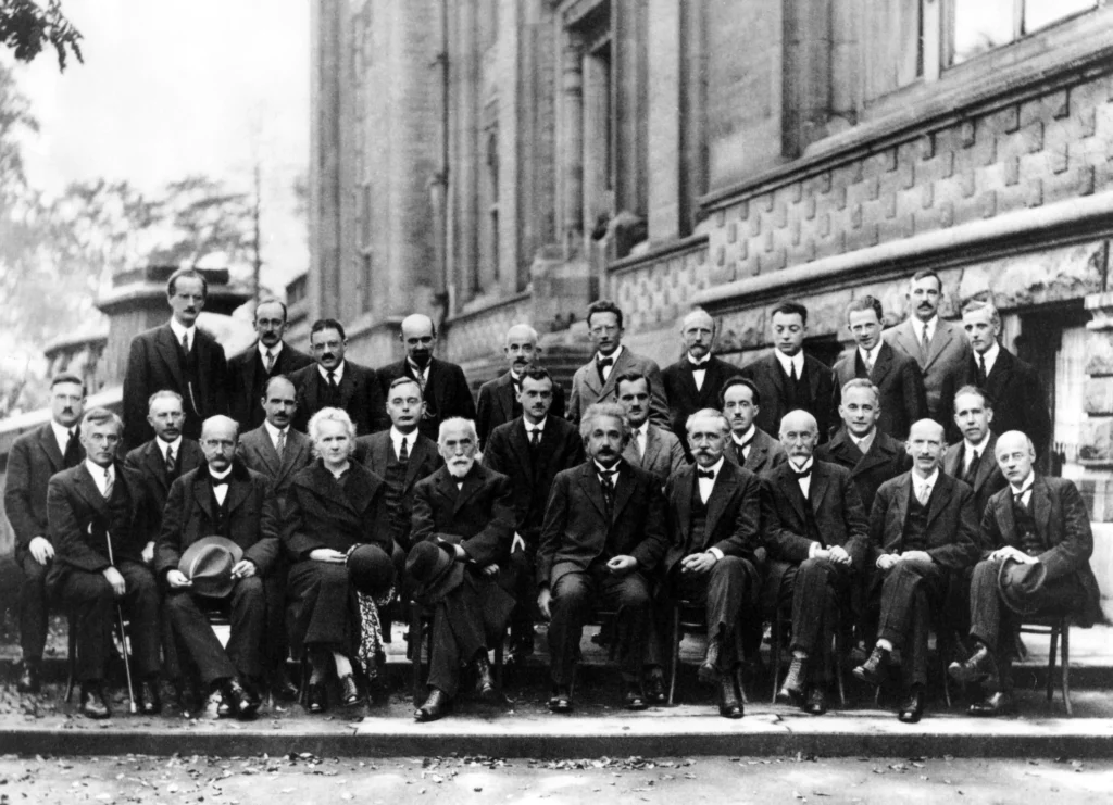 Le cinquième Conseil international Solvay, en octobre 1927
à l’Institut International de Physique Solvay, Parc Léopold de Bruxelles. Participants: A. Piccard, E. Henriot, P. Ehrenfest, Ed. Herzen, Th. de Donder, E. Schrödinger, E. Verschaffelt, W. Pauli, W. Heisenberg, R.H. Fowler, L. Brillouin, P. Debye, M. Knudsen, W.L. Bragg, H.A. Kramers, P.A.M. Dirac, A.H. Compton, L. de Broglie, M. Born, N. Bohr, I. Langmuir, M. Planck, M. Curie, H.A. Lorentz, A. Einstein, P. Langevin, Ch. E. Guye, C.T.R. Wilson, O. W. Richardson. Photo Benjamin Couprie.