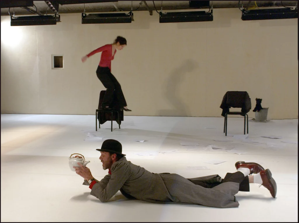 Jacques Bonnaffé et Lucie Valon dans DES CHIMÈRES EN AUTOMNE OU L'IMPROMPTU DE CHAILOT de Jean-François Peyret et Alain Prochiantz, mise en scène Jean-François Peyret, Théâtre National de Chaillot, Paris, 2003. Photo Brigitte Enguerand.