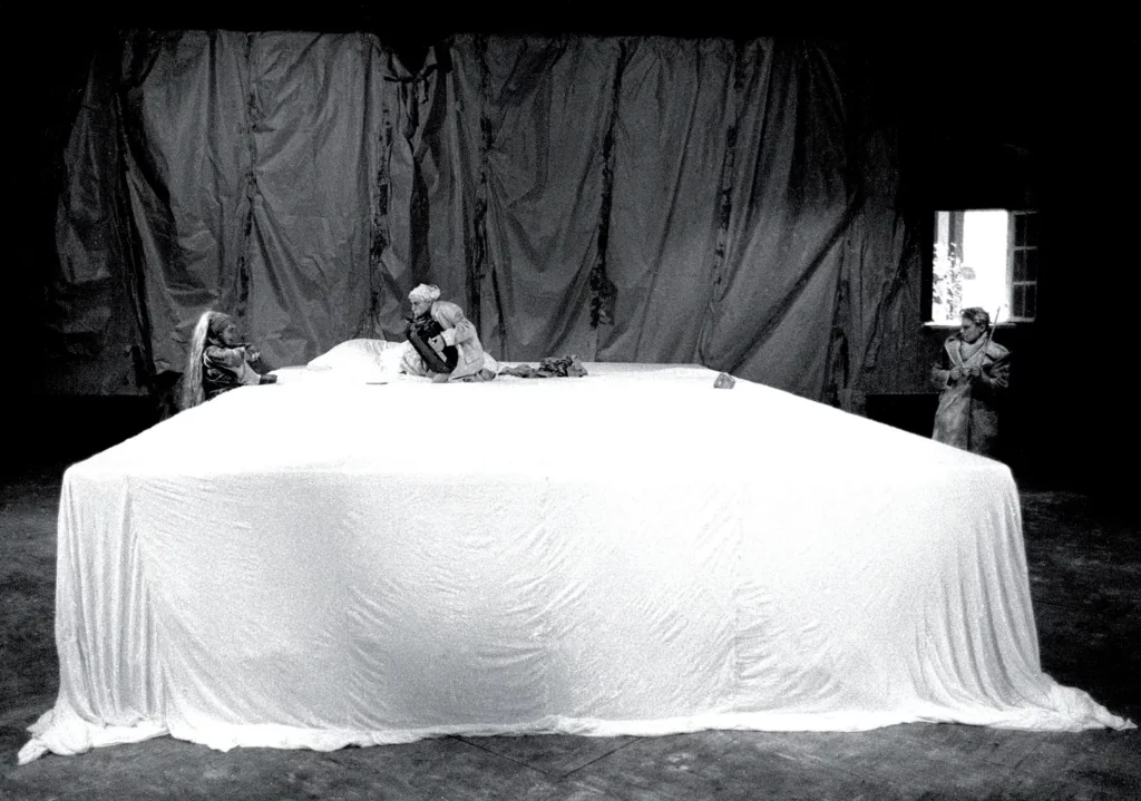 Florence Madec, Yvette Poirier et Marc Schreiber dans EST-CE QUE TU DORS ? écriture et mise en scène Martine Wijckaert. Photo Danièle Pierre.