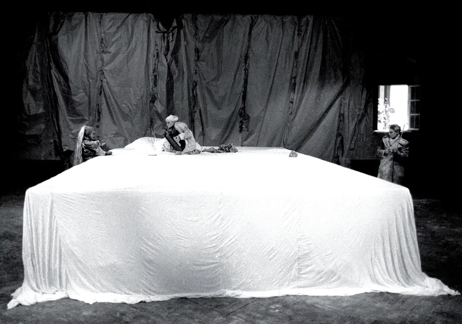 Florence Madec, Yvette Poirier et Marc Schreiber dans EST-CE QUE TU DORS ? écriture et mise en scène Martine Wijckaert. Photo Danièle Pierre.