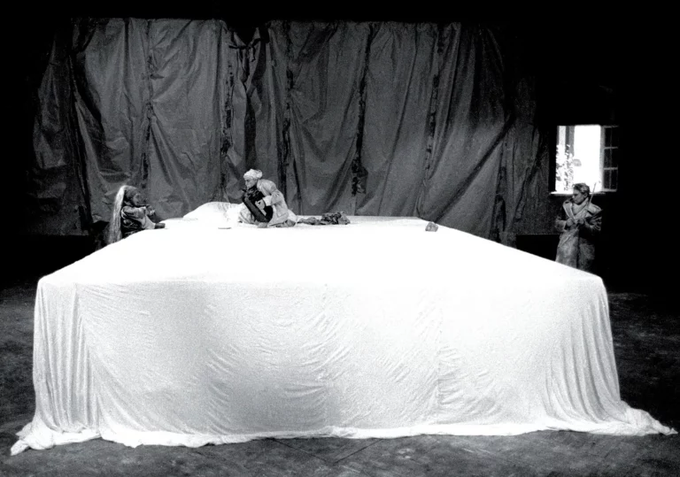 Florence Madec, Yvette Poirier et Marc Schreiber dans EST-CE QUE TU DORS ? écriture et mise en scène Martine Wijckaert. Photo Danièle Pierre.