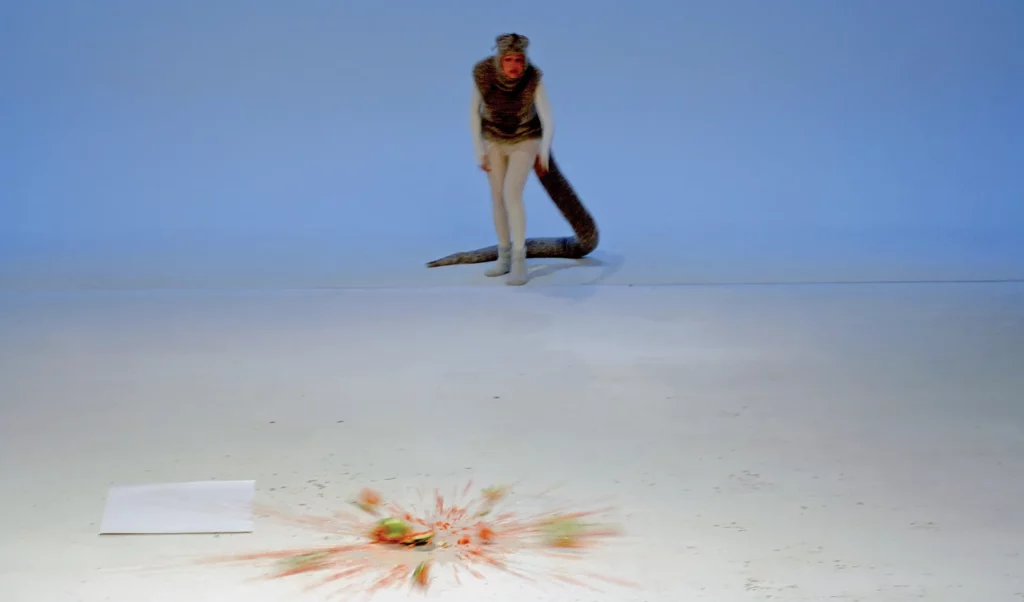 Véronique Dumont dans TABLE DES MATIÈRES, écriture et mise en scèn Martine Wijckaert. Photo Marie-Françoise Plissart.