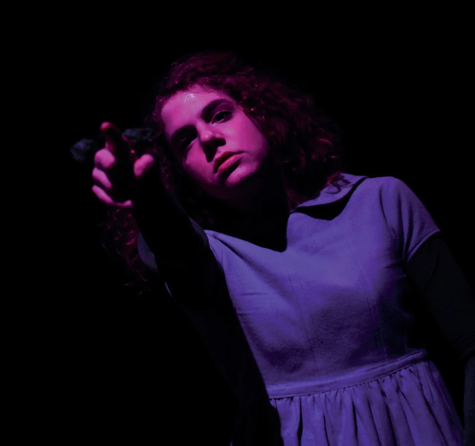 Héloïse Jadoul dans LE TERRITOIRE, écriture et mise en scène Martine Wijckaert. Photo Danièle Pierre.