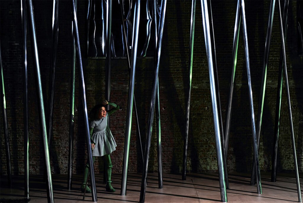 Héloïse Jadoul et Véronique Dumont dans LE TERRITOIRE, écriture et mise en scène Martine Wijckaert. Photos Danièle Pierre.