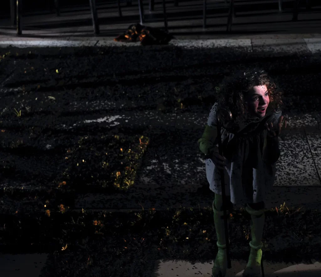 Héloïse Jadoul et Véronique Dumont dans LE TERRITOIRE, écriture et mise en scène Martine Wijckaert. Photos Danièle Pierre.