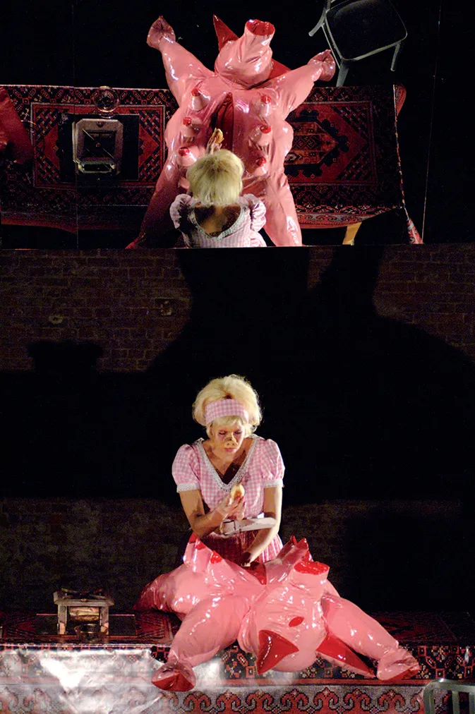 Véronique Dumont, Héloïse Jadoul et Mathieu Bastyns dans WIJCKAERT, UN INTERLUDE, écriture et mise en scène Martine Wijckaert. Photos Mathias Nouel.