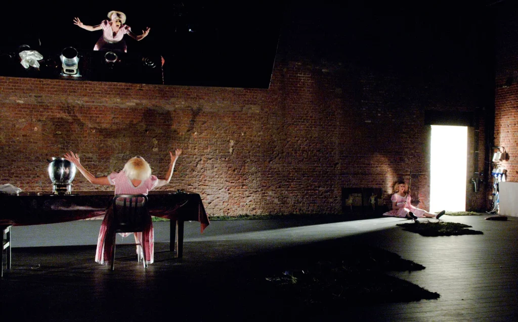 Véronique Dumont, Héloïse Jadoul et Mathieu Bastyns dans WIJCKAERT, UN INTERLUDE, écriture et mise en scène Martine Wijckaert. Photos Mathias Nouel.