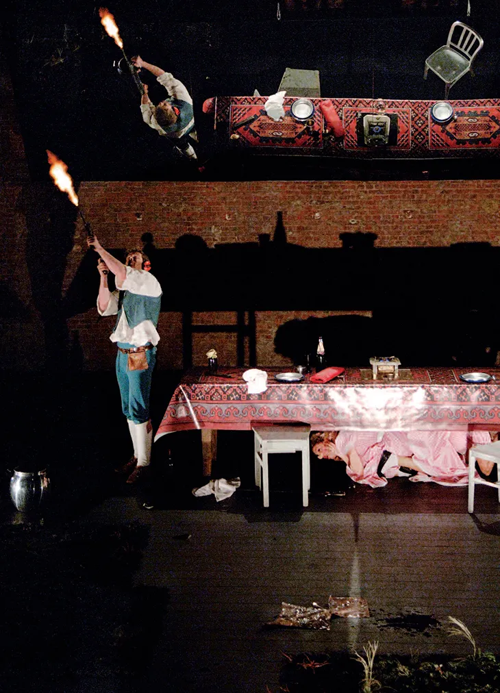 Véronique Dumont, Héloïse Jadoul et Mathieu Bastyns dans WIJCKAERT, UN INTERLUDE, écriture et mise en scène Martine Wijckaert. Photos Mathias Nouel.