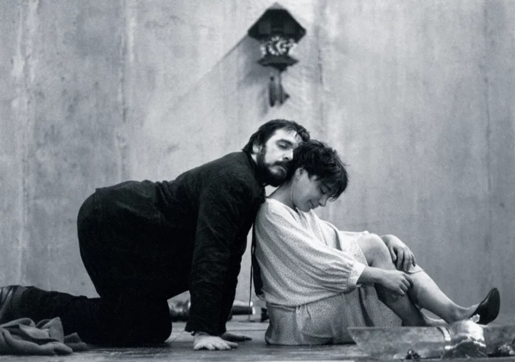 Patrick Descamps et Yvette Poirier dans LA THÉORIE DU MOUCHOIR, écriture et mise en scène Martine Wijckaert. Photo Archives et musée de la littérature.