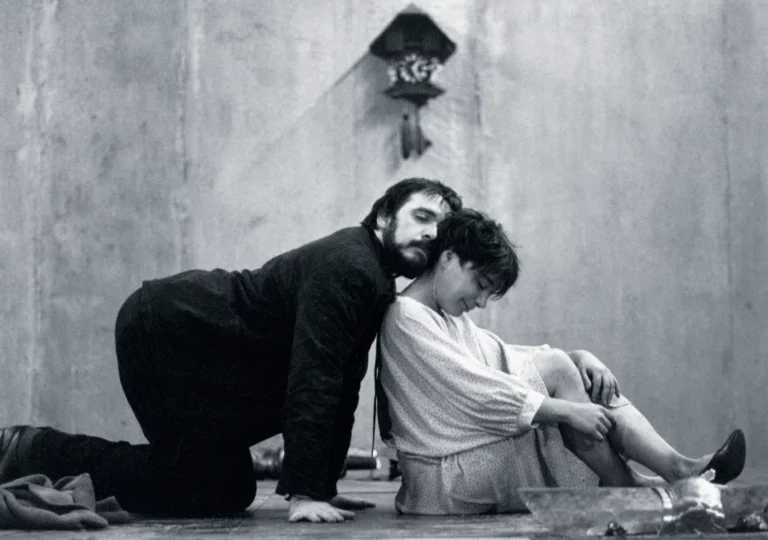 Patrick Descamps et Yvette Poirier dans LA THÉORIE DU MOUCHOIR, écriture et mise en scène Martine Wijckaert. Photo Archives et musée de la littérature.