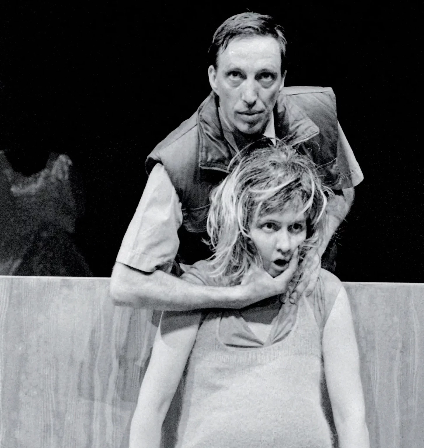 Laurence Vielle et Philippe Grand’Henry dans L’INSTANT, chorégraphie de Pierre Droulers, Photo Alice Piemme.