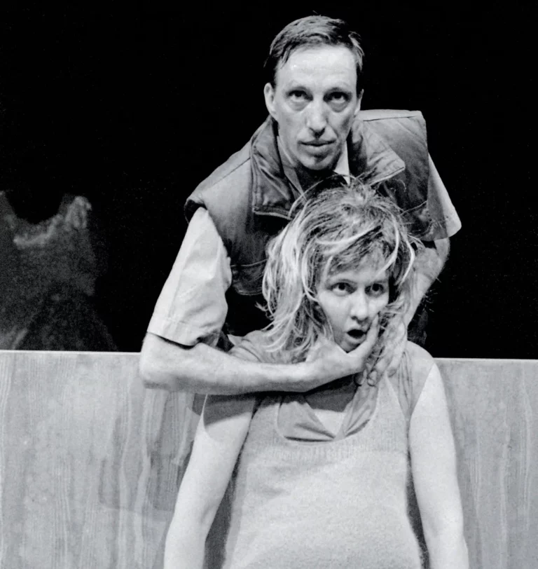 Laurence Vielle et Philippe Grand’Henry dans L’INSTANT, chorégraphie de Pierre Droulers, Photo Alice Piemme.