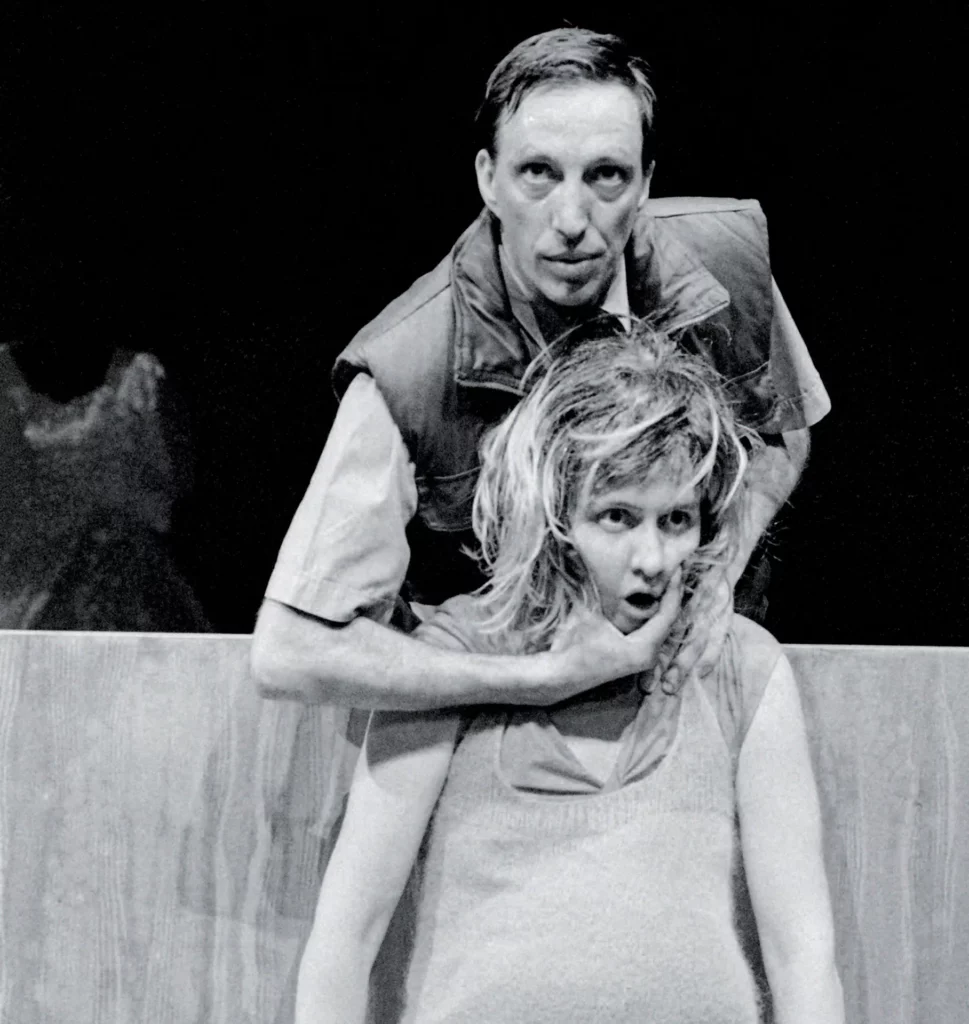 Laurence Vielle et Philippe Grand’Henry dans L’INSTANT, chorégraphie de Pierre Droulers, Photo Alice Piemme.