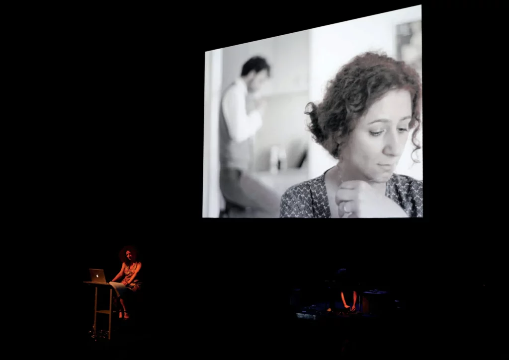 Lina Saneh dans PHOTO-ROMANCE de Lina Saneh et Rabih Mroué, Festival d’Avignon 2009. Photo Christophe Raynaud de Lage.