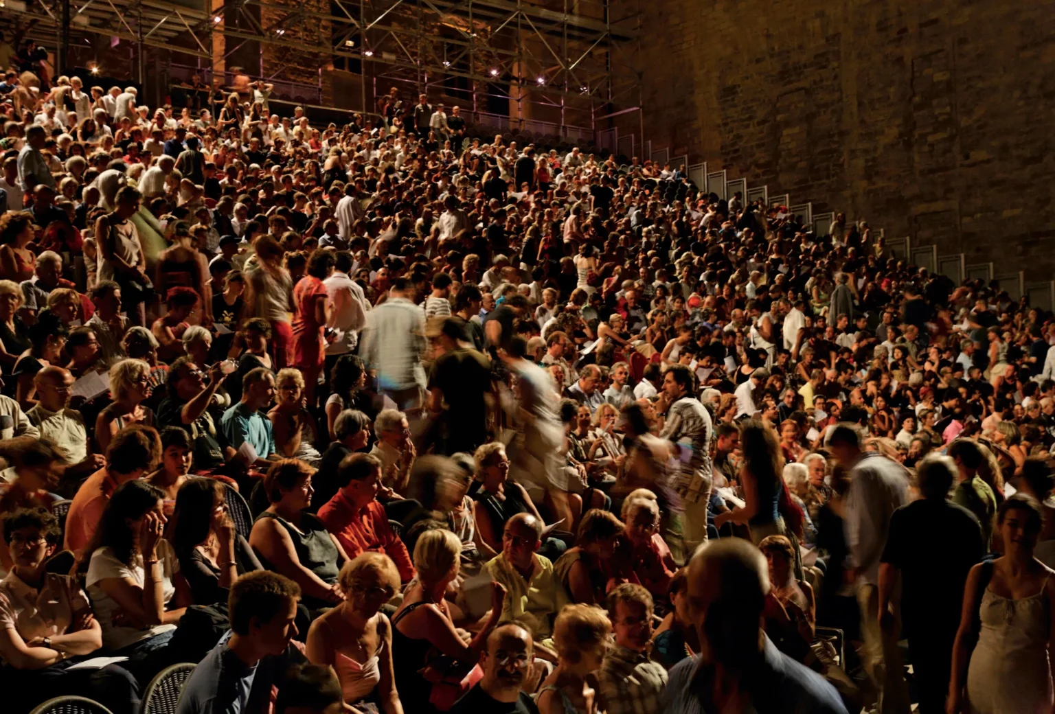 Quatre heures du matin, entrée du public dans la Cour d’honneur du Palais des papes pour CESENA d’Anne Teresa de Keersmaeker / Rosas, Festival d’Avignon 2011. Photo Christophe Raynaud de Lage.