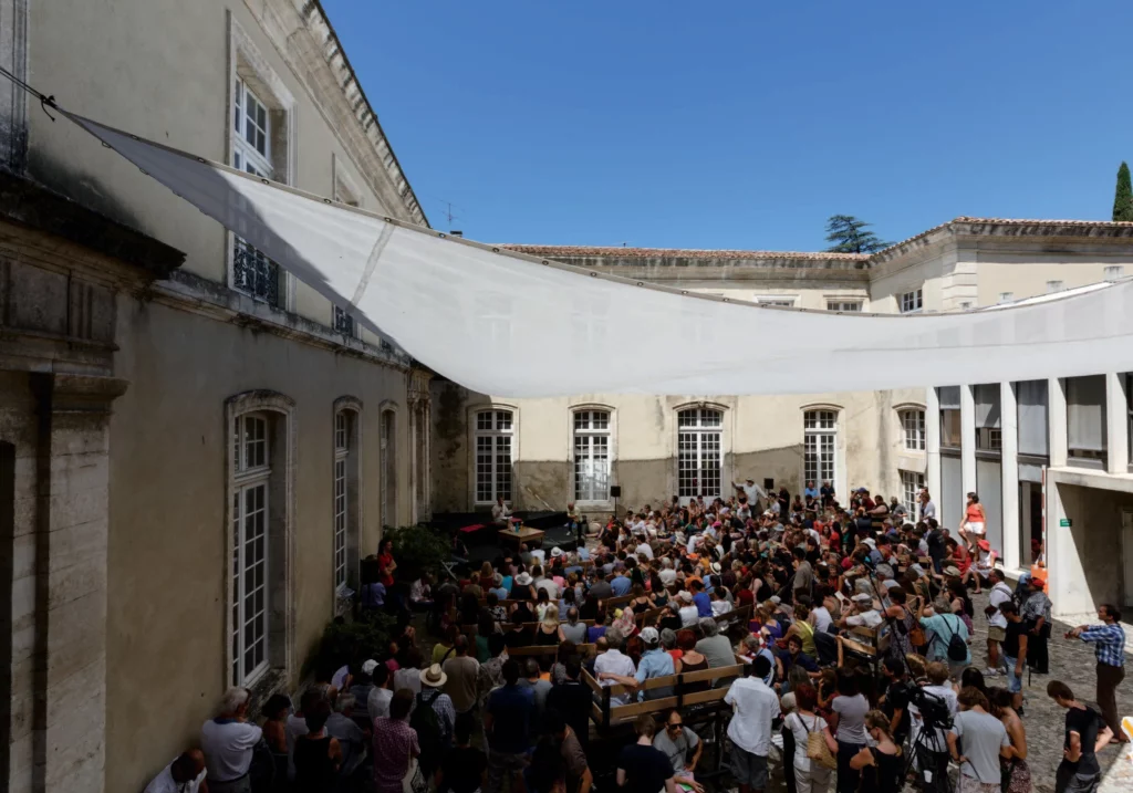 Simon McBurney, DIALOGUE AVEC LE PUBLIC, Festival d’Avignon 2012. Photo Christophe Raynaud de Lage