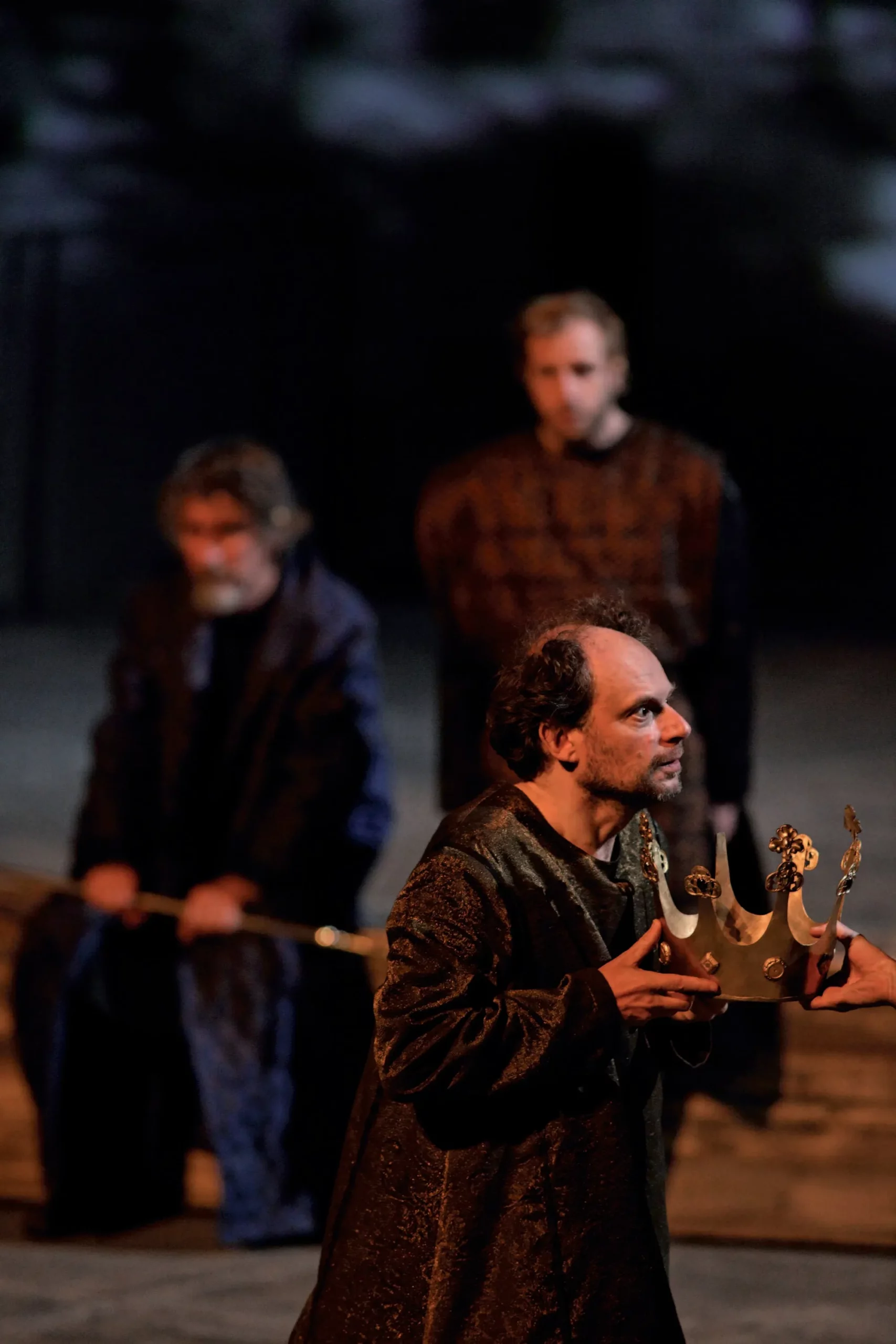 Denis Podalydès dans LA TRAGÉDIE DU ROI RICHARD II de William Shakespeare, mise en scène Jean-Baptiste Sastre, Festival d’Avignon 2010. Photo Christophe Raynaud de Lage.