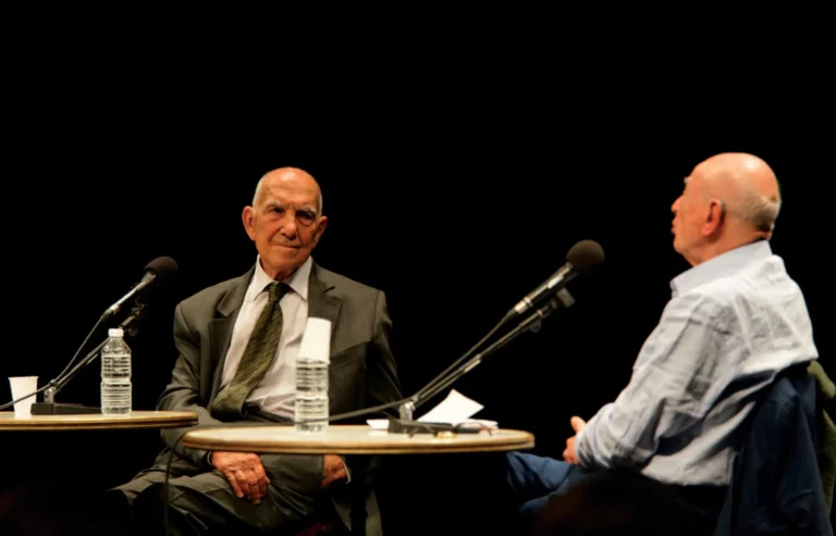 Stéphane Hessel et Edgar Morin, L’AUTRE VOIE : COMMENT LUTTER CONTRE LA TENTATION RÉACTIONNAIRE ?, Théâtre des idées, Festival d’Avignon 2011. Photo Christophe Raynaud de Lage.