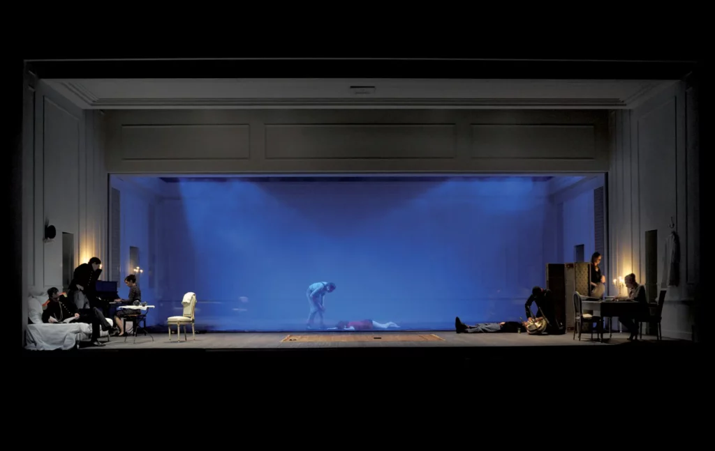 Juan Cocho, Samuel Réhault, Constance Larrieu, Joris Avodo, Déborah Marique et Christèle Tual, au loin Laurent Poitrenaux et Servane Ducorps dans WOYZECK de Georg Büchner, mise en scène Ludovic Lagarde, Comédie de Reims, 2012. Photo Pascal Gély.