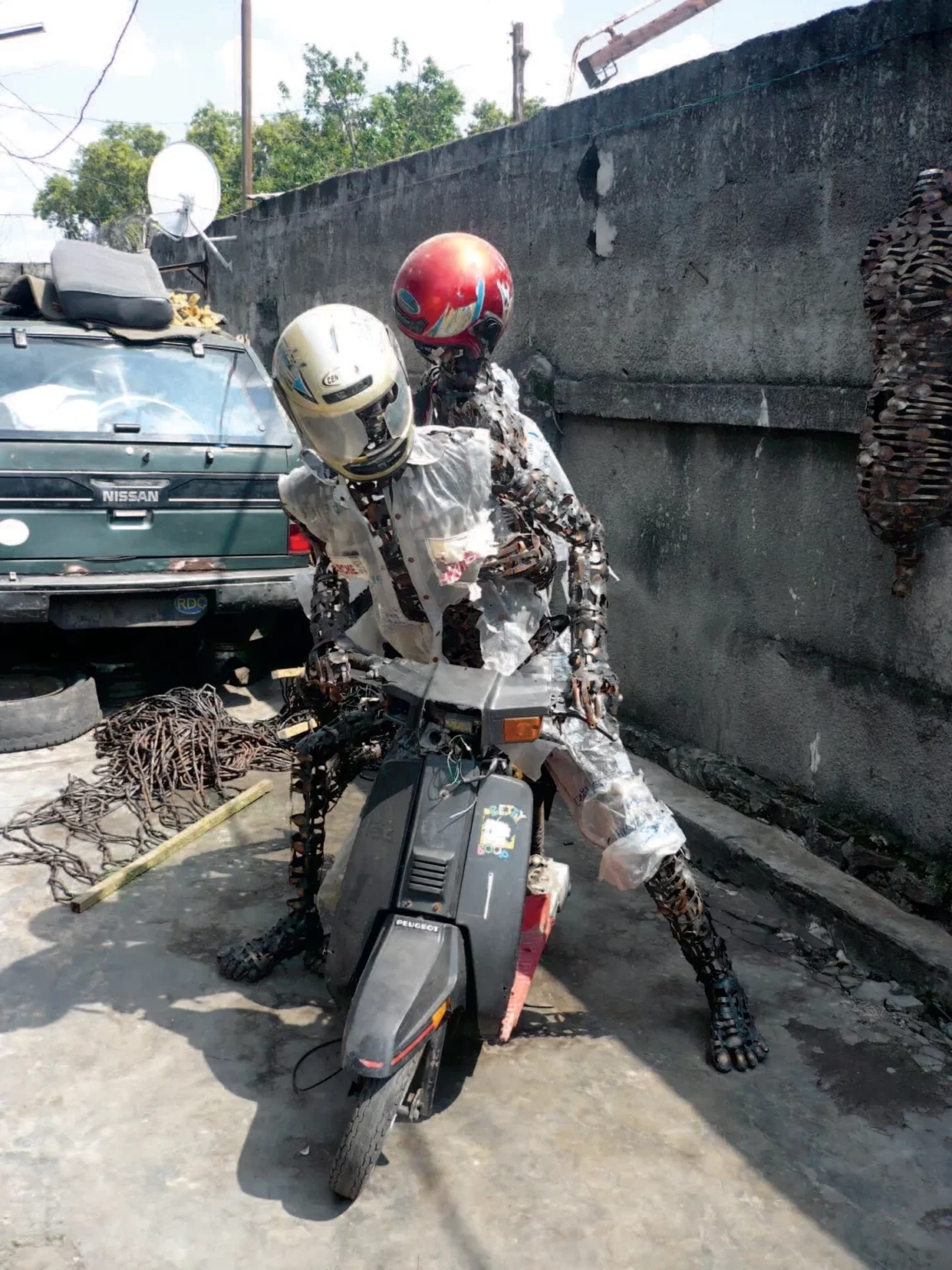 Sculpture de Freddy Tsimba dans son atelier. Photo Bernard Debroux.