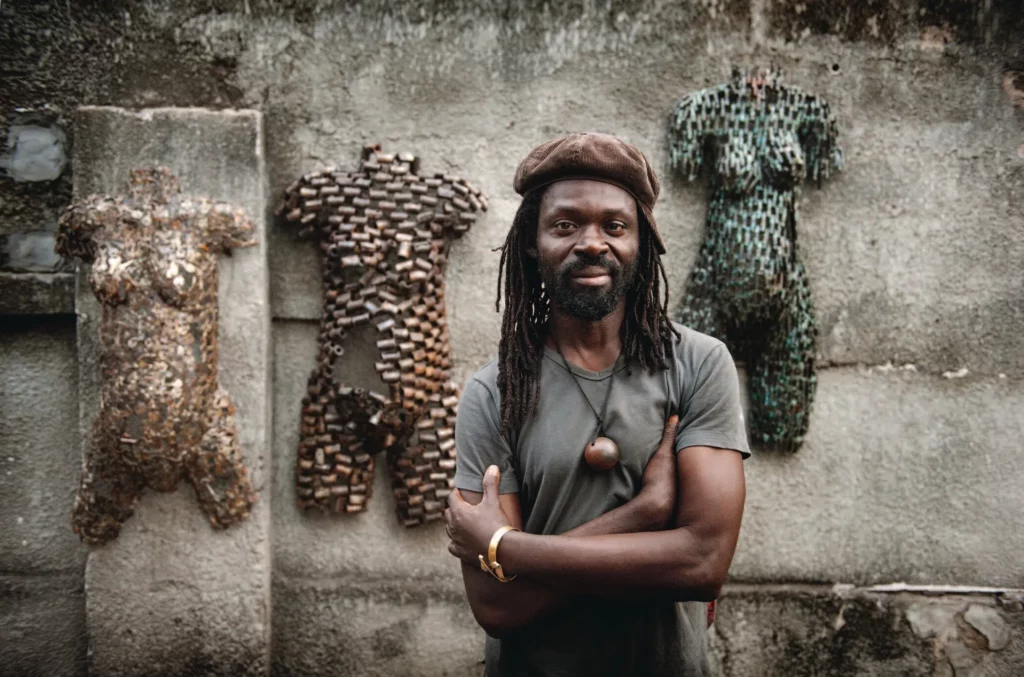 Freddy Tsimba dans son atelier. Photo Éric De Mildt.