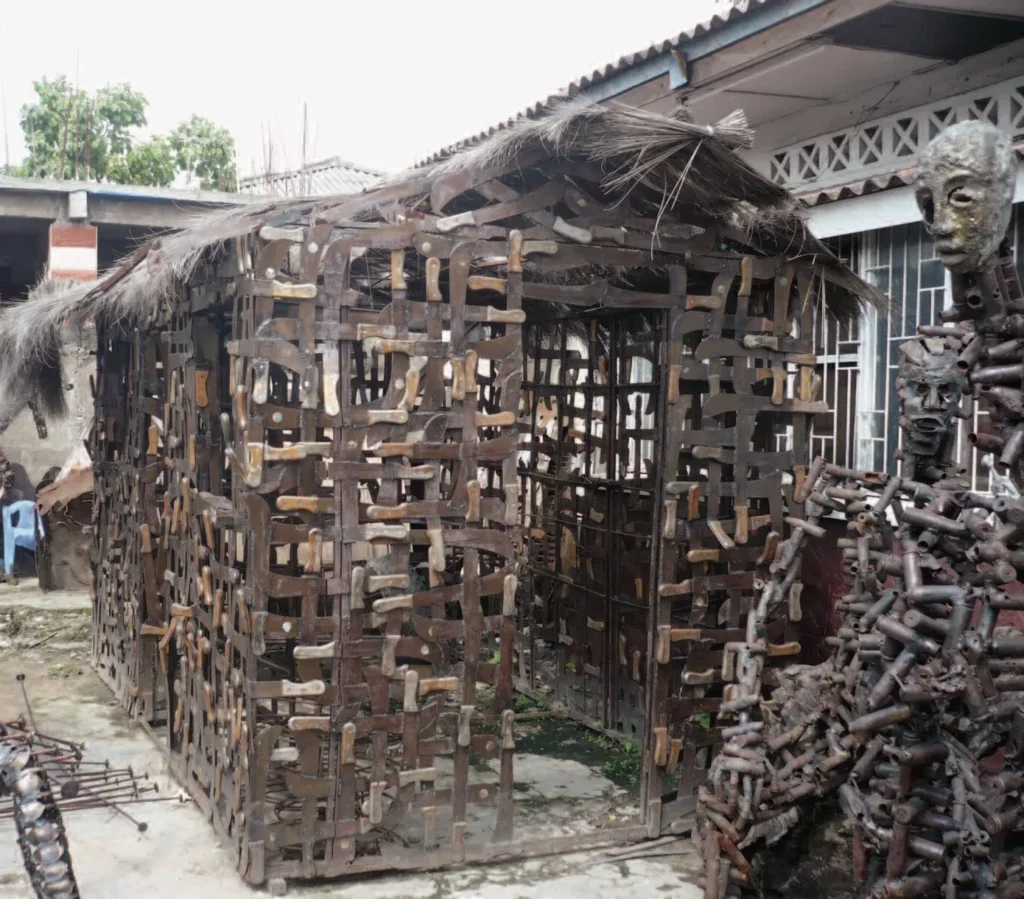 La maison de machettes, sculpture de Freddy Tsimba dans son atelier. Photo Bernard Debroux.