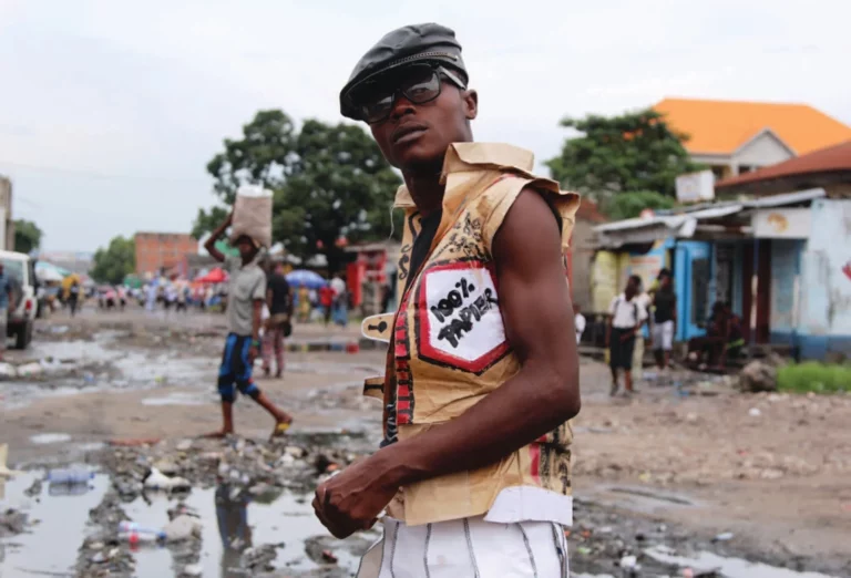 Yves Sambu (collectif SADI), SAPE, Kinshasa. Photo Martin van der Belen.
