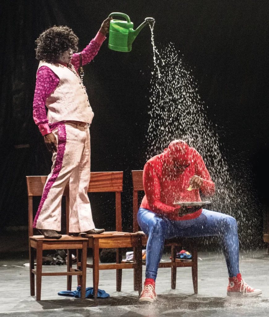 Bhekani Shabalala et Bheki Khabela dans In case of fire, run for the elevator..., Connexion Kin 2013. Photo Éric De Mildt.