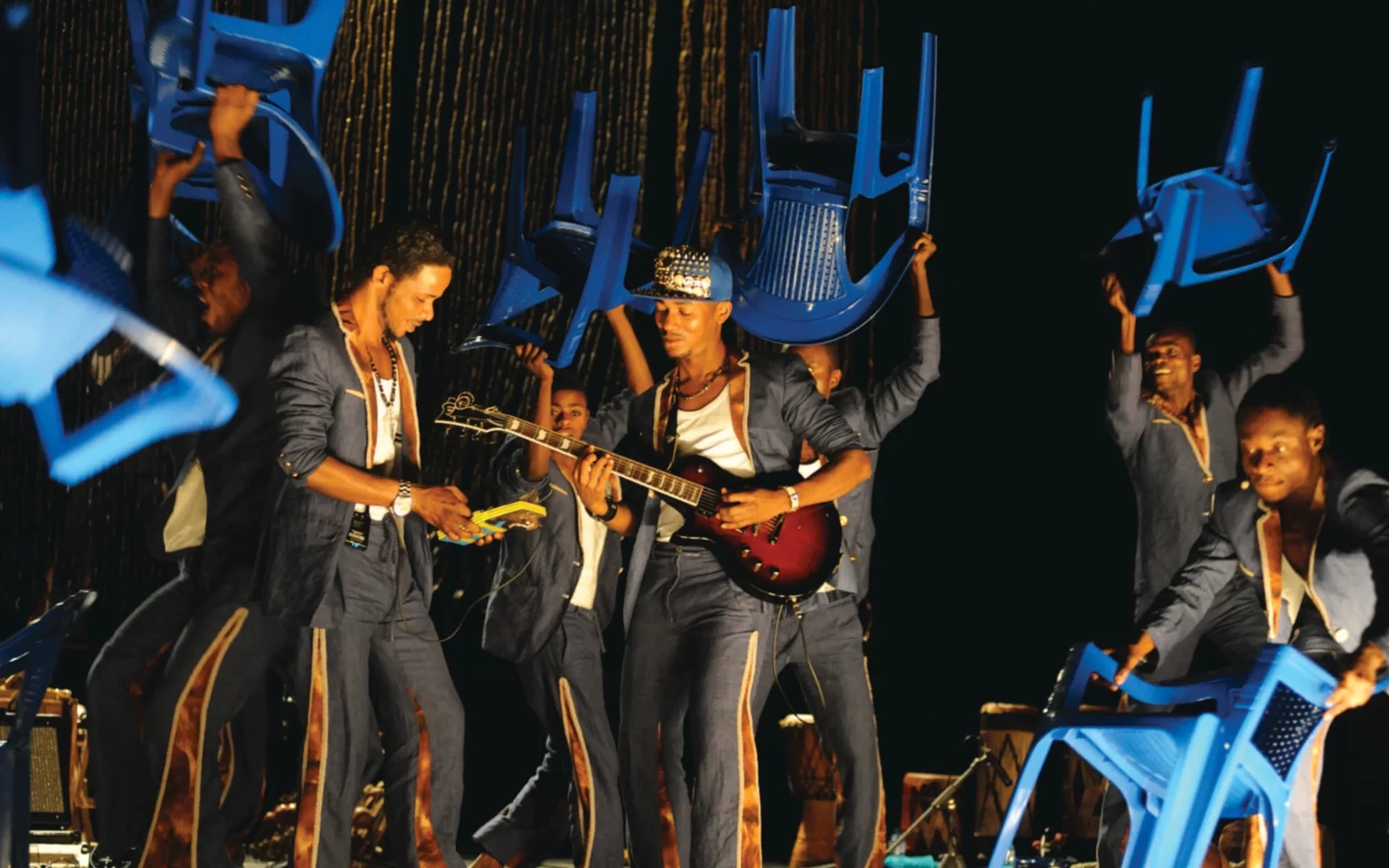 Cé-drick Buya, Jean-Marie Matoko, Rodriguez Vangama, Bouton Kalanda, Silva Makengo et Tister Ikomo dans Coup fatal au KVS, mai 2014. Photo Chris Van der Burght.