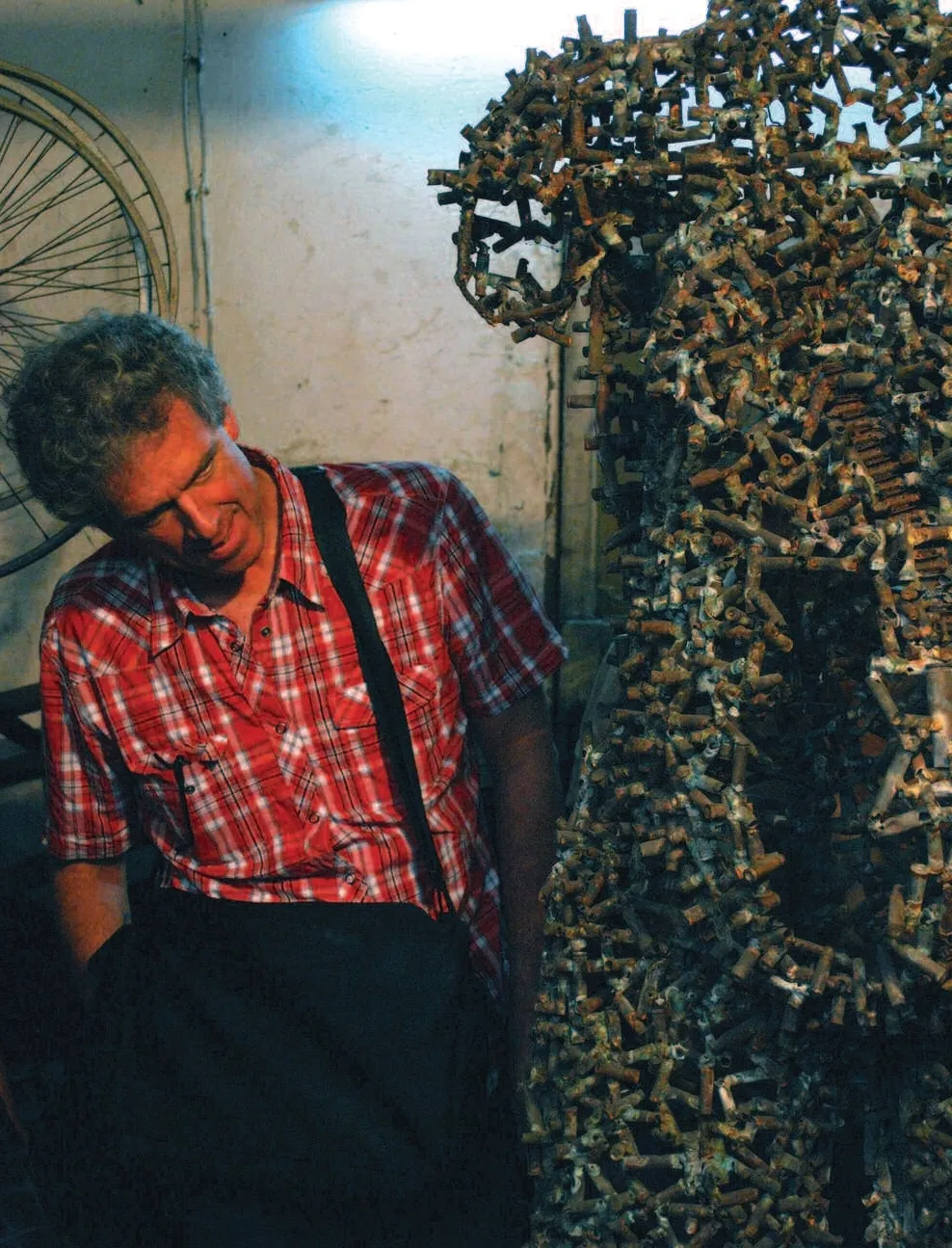Alain Platel dans l’atelier de Freddy Tsimba, Kinshasa, 2013. Photo D. R.