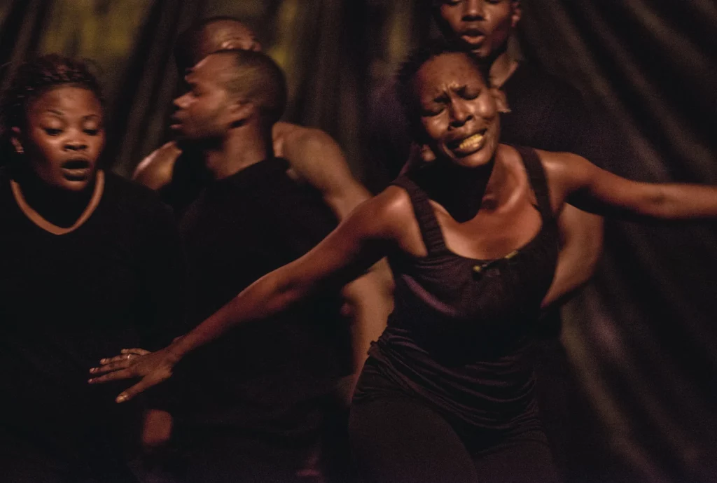 De gauche à droite Veronique Aka Kwadeba, Papy Ebotani, Rosette Lemba, derrière Pasnas Mafutala et Pasco Losanganya dans Drums & digging, chorégraphie de Faustin Linyekula, Connexion Kin 2013. Photo Éric De Mildt.