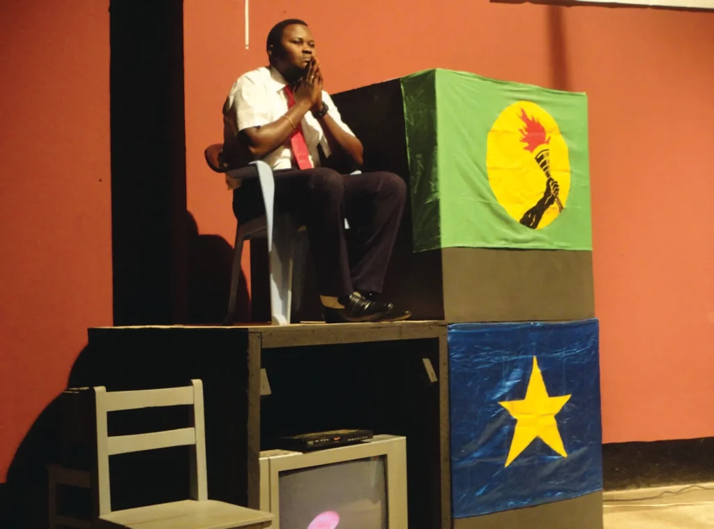 Papy Mbwiti dans Et si on te disait indépendant de Marie-Louise Bibish Mumbu et Papy Mbwiti, Lubumbashi, 2010. Photo D. R.