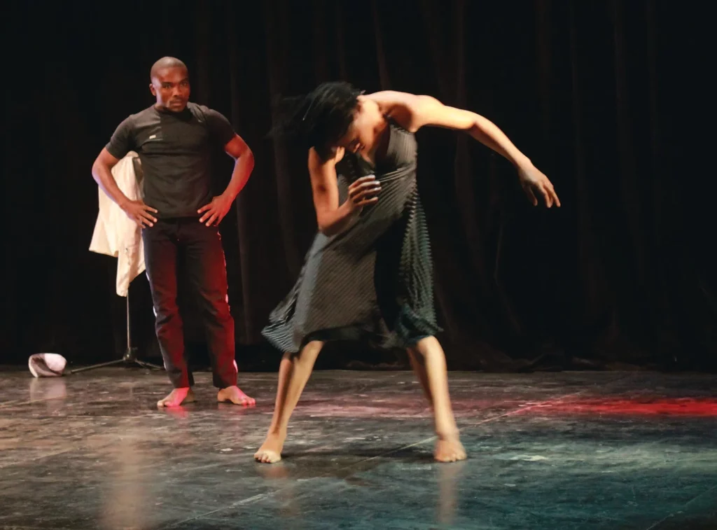 Fabrice Don de Dieu dans Kuakuakulangue, chorégraphie Fabrice Don de Dieu avec Lydie Muanji et Aniche B