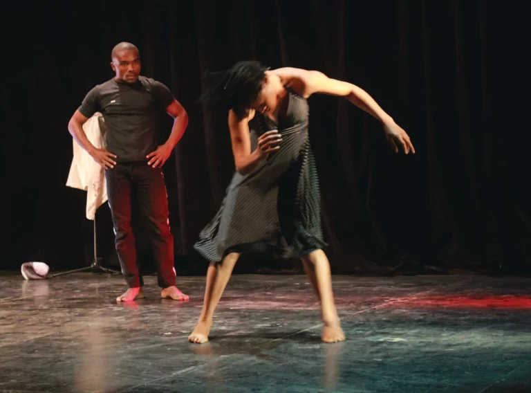 Fabrice Don de Dieu dans Kuakuakulangue, chorégraphie Fabrice Don de Dieu avec Lydie Muanji et Aniche B