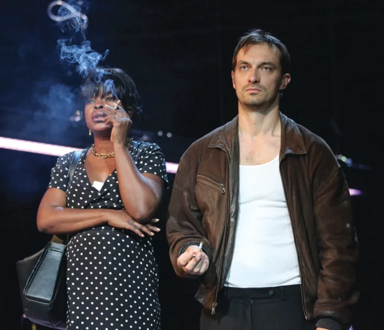 Steven Scharf et Starlette Mathata dans Rosetta, Ilona, Sue de Ari Kaurismäki, Luc et Jean-Pierre Dardenne et Amos Kollek, mise en scène Sebastian Nübling, KVS, Bruxelles, 2014. Photo Ene-Liis Semper