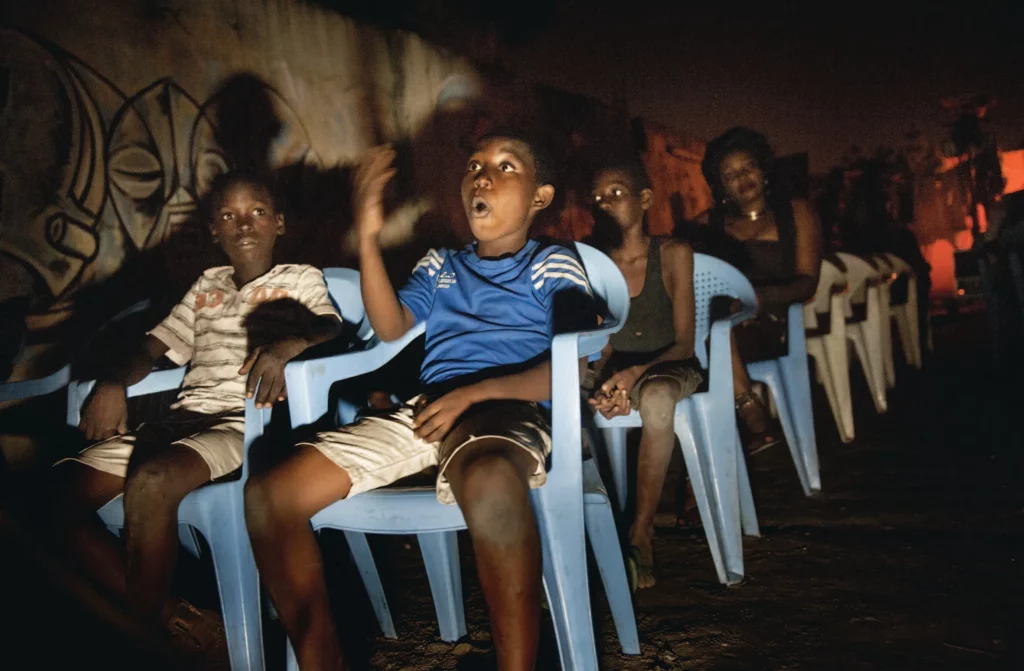 Public au théâtre Les Béjarts, Connexion Kin 2013. Photo Éric De Mildt.