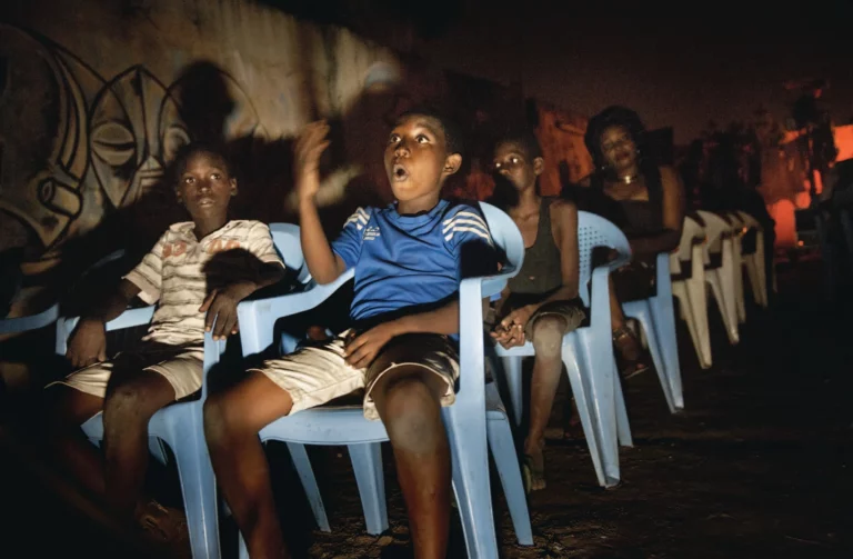 Public au théâtre Les Béjarts, Connexion Kin 2013. Photo Éric De Mildt.