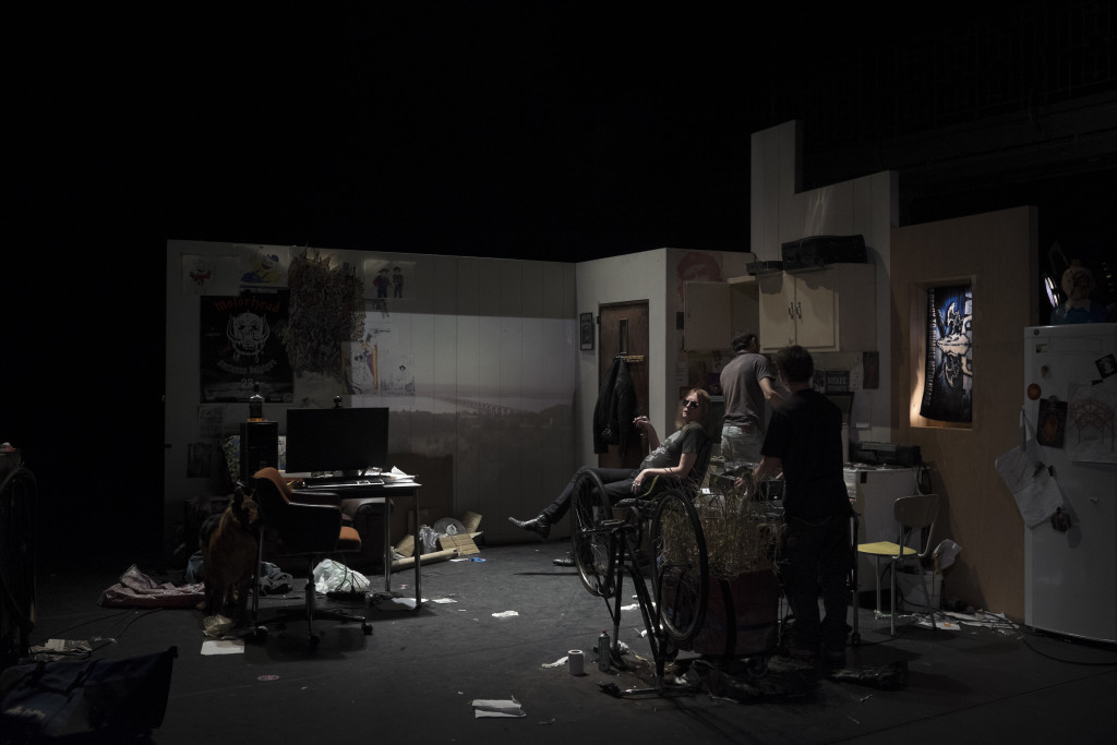 Patchouli (Darius), Clément Losson (Stan), Olivier Zanotti (Gabriel) devant le diaporama du Mali. Photo © Clémence de Limburg