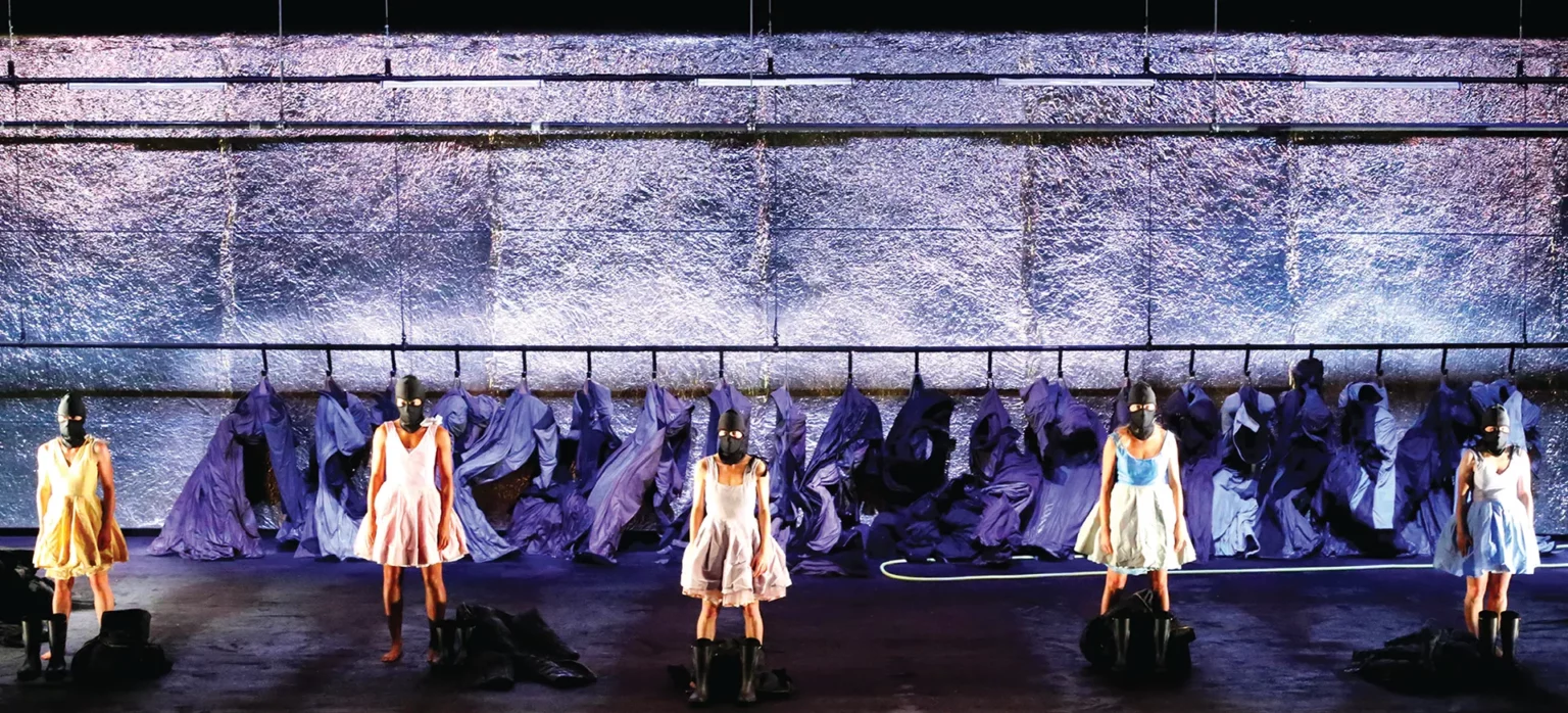 Belle d’hier de Phia Ménard, Cie Non Nova. Photo Jean-Luc Beaujault.