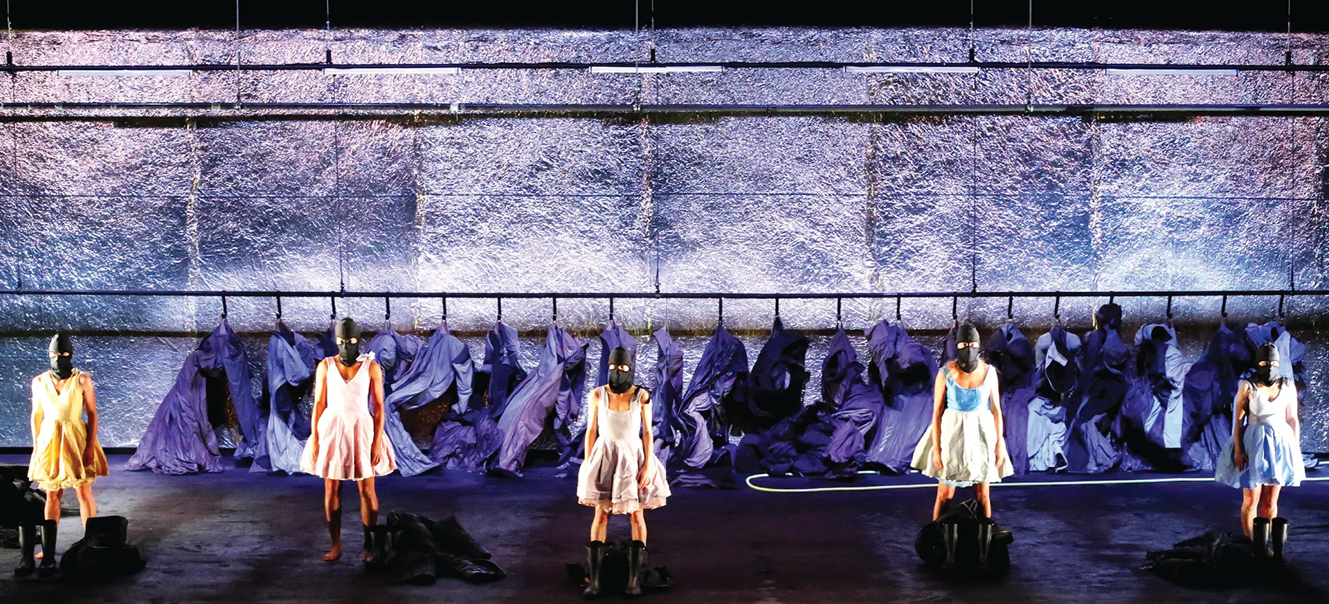 Belle d’hier de Phia Ménard, Cie Non Nova. Photo Jean-Luc Beaujault.