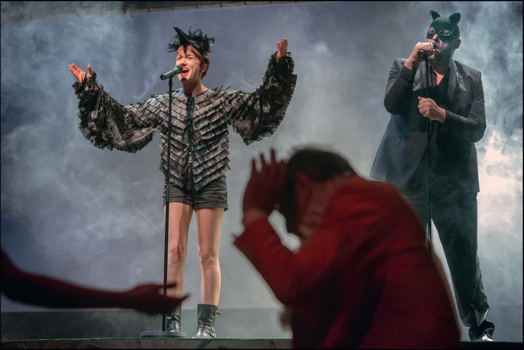 Émilie Maquest et Achille Ridolfi (Christian Crahay au premier plan) dans L’Amour la guerre de Selma Alaoui, Les Tanneurs, 2013. Photo Phile Deprez.