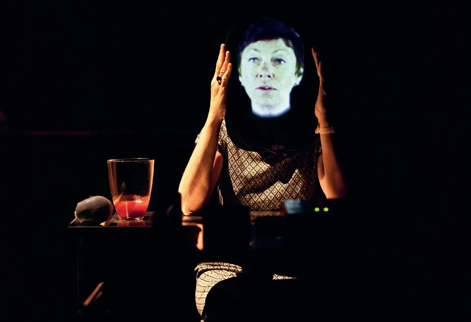 Vinciane Despret dans SMATCH3 – Même si vous tremblez de peur, introduisez votre tête avec calme, concept Dominique Roodthooft, création décembre 2013 au Manège. Mons. Photo Alice Piemme.