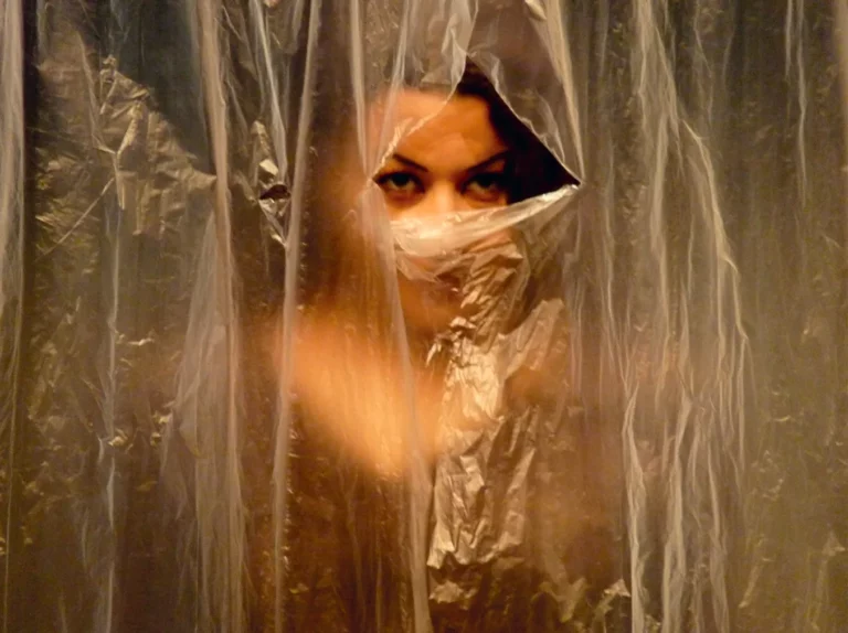 Malika Belbey dans Bleu Blanc Vert de Maïssa Bey, adaptation Christophe Martin, mise en scène Kheireddine Lardjam, Compagnie El Ajouad, Comédie de Valence, 2009. Photo Vincent Dumangin.