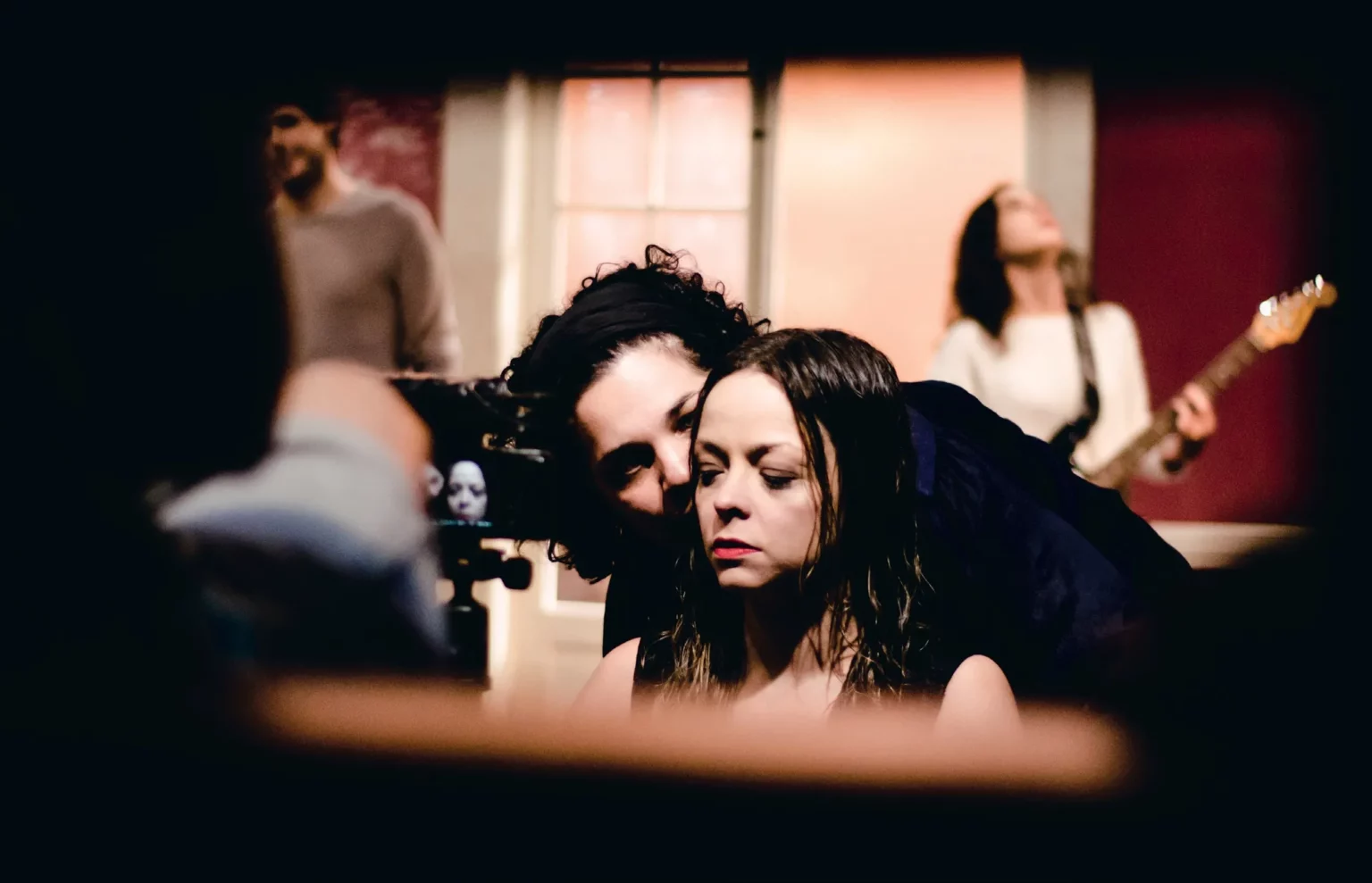 Julia Barnes et Isabel Teixeira dans What if they went to Moscou d’après Les Trois Sœurs de Tchekhov, mise en scène Christiane Jatahy, Centquatre (Paris), 2014. Photo Aline Macedo.