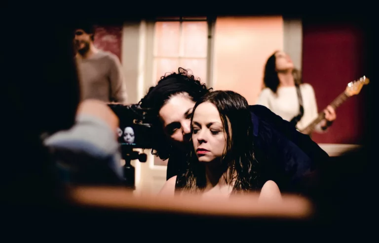 Julia Barnes et Isabel Teixeira dans What if they went to Moscou d’après Les Trois Sœurs de Tchekhov, mise en scène Christiane Jatahy, Centquatre (Paris), 2014. Photo Aline Macedo.