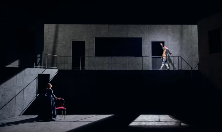 Dominique Blanc (de la Comédie-Française) et Vincent Perez dans Les Liaisons dangereuses de Choderlos de Laclos, mise en scène Christine Letailleur, Théâtre de la Ville, Paris, 2016. Photo Brigitte Enguérand.